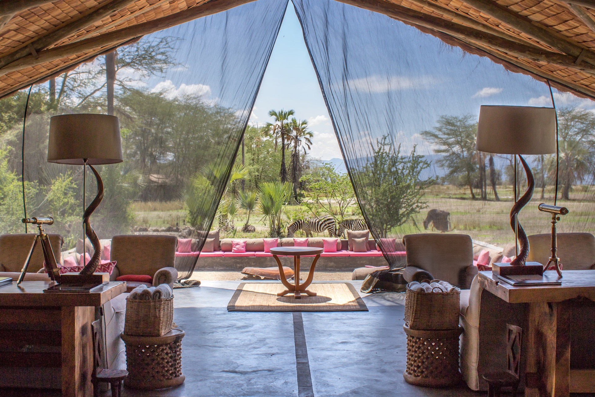 TZN_Chem-Chem-Lodge_2017_Safari-Tanzania-Accommodation-Lounge-Area-Zebra_no-heads Auberge Safari