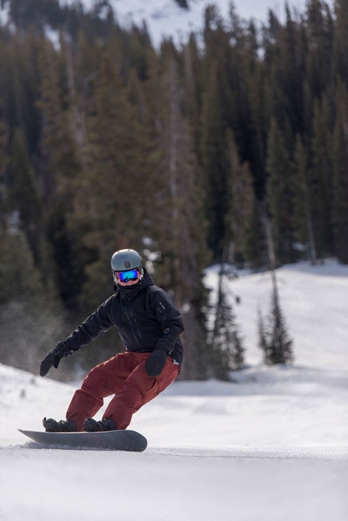 farver-rezza-ski-3 Snow boarder shreading down a hill