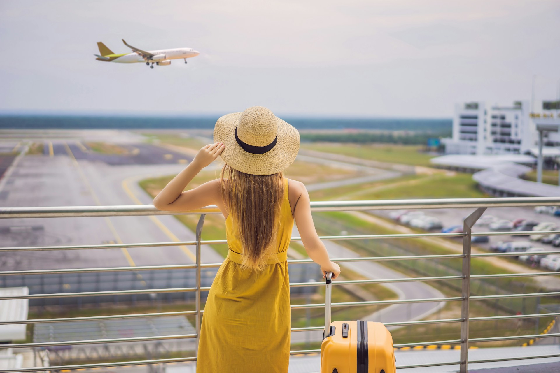 getty-images-wTqOh-Oig-8-unsplash Photo of a person in yellow watching a plane take off